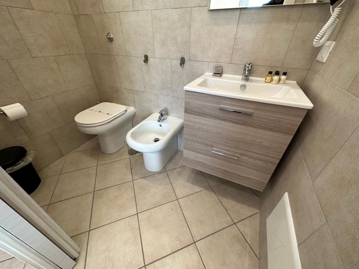 B&B Off Rooms And Relax Napoli Bagian luar foto
