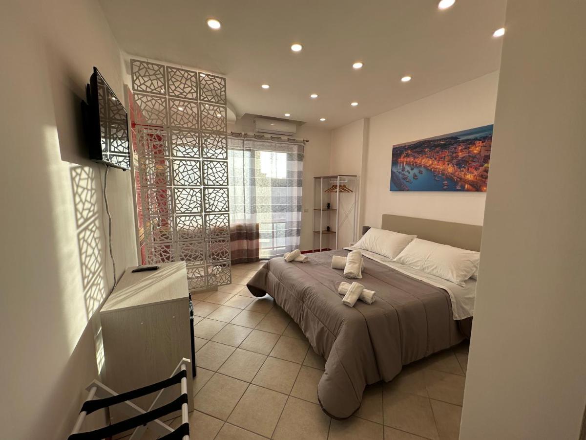 B&B Off Rooms And Relax Napoli Bagian luar foto