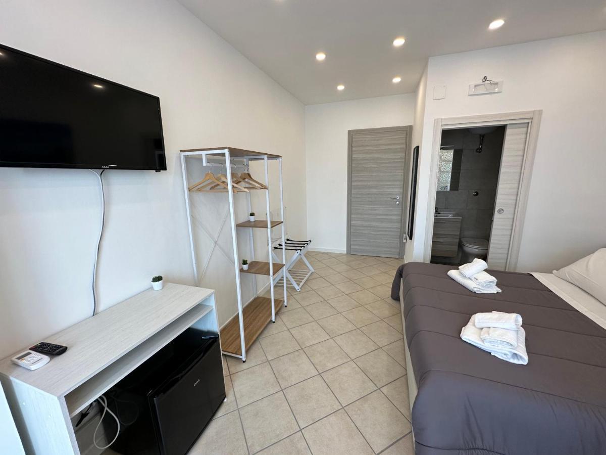 B&B Off Rooms And Relax Napoli Bagian luar foto