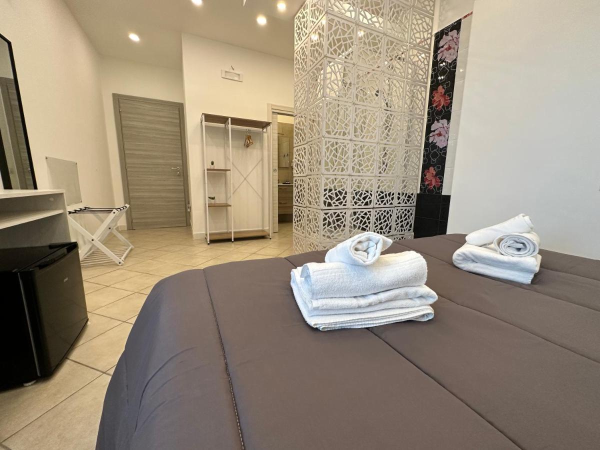 B&B Off Rooms And Relax Napoli Bagian luar foto