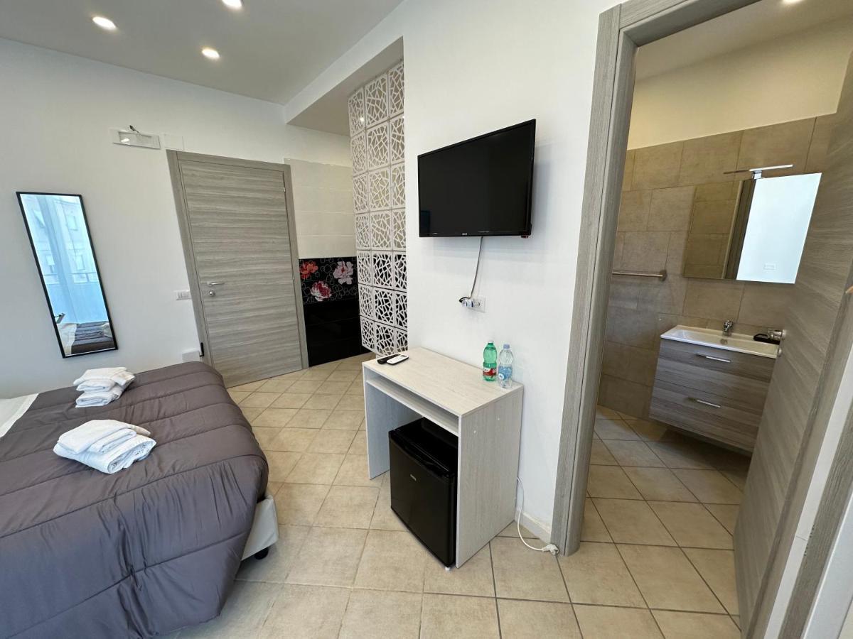 B&B Off Rooms And Relax Napoli Bagian luar foto