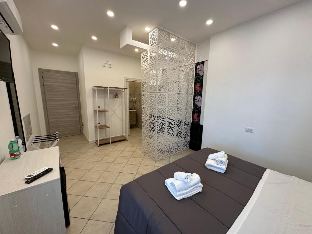 B&B Off Rooms And Relax Napoli Bagian luar foto