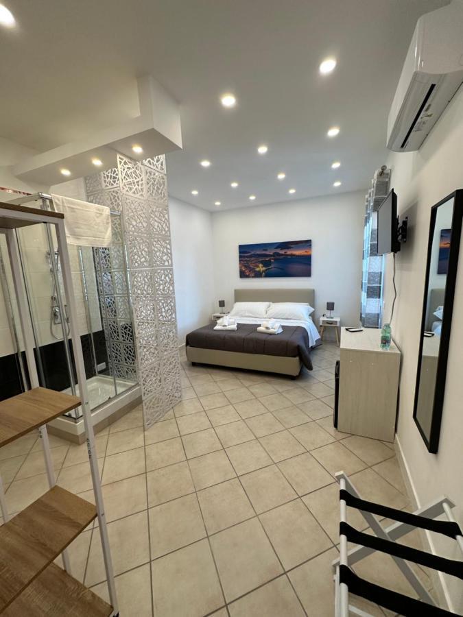 B&B Off Rooms And Relax Napoli Bagian luar foto