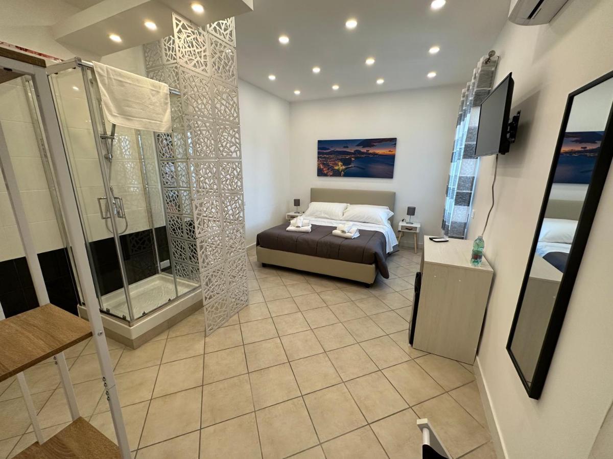 B&B Off Rooms And Relax Napoli Bagian luar foto