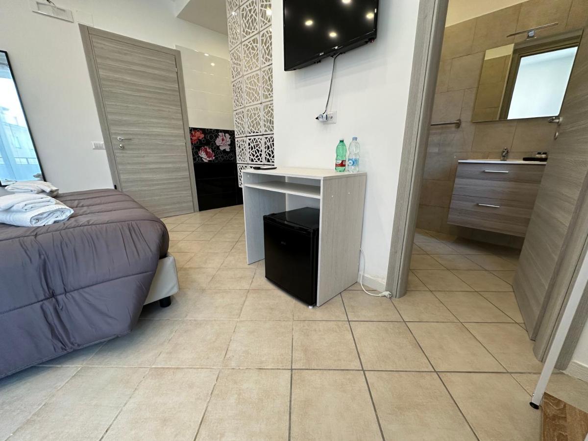 B&B Off Rooms And Relax Napoli Bagian luar foto