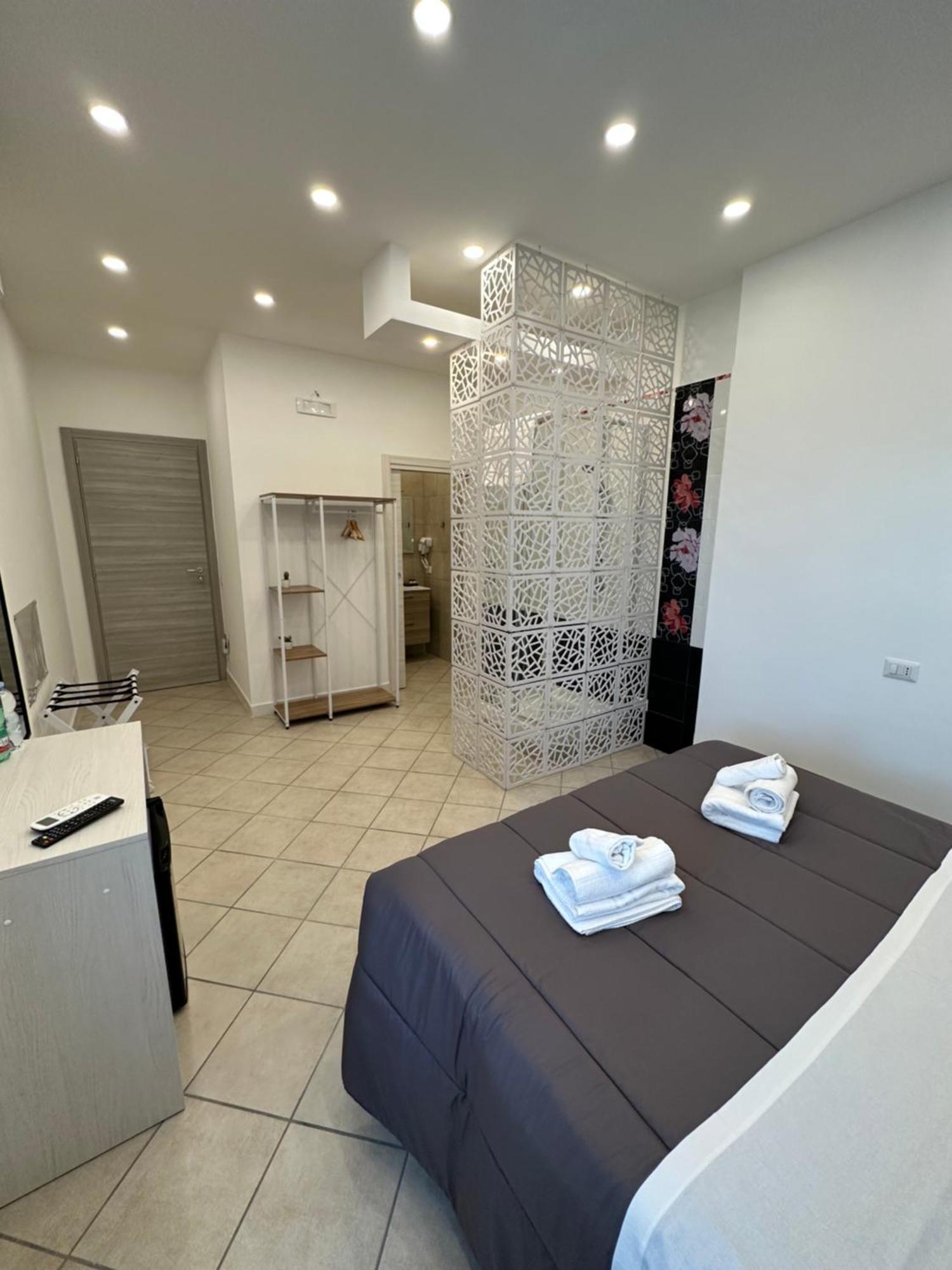 B&B Off Rooms And Relax Napoli Bagian luar foto
